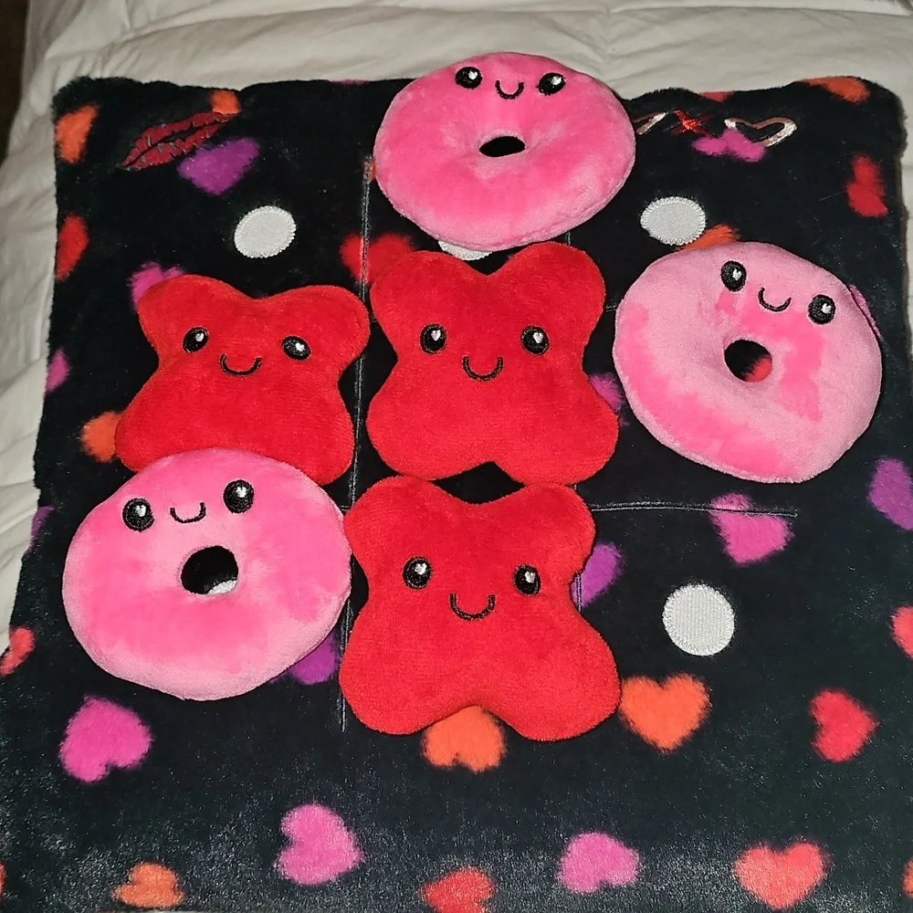 Valentines Nwots Tic Tac Toe Pillow!! Adorable. Zipper Closure!!